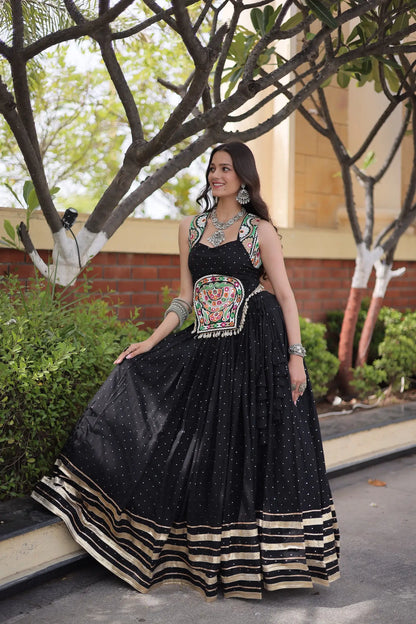 Black Garba Chaniya Choli With Lace & Gamthi Work