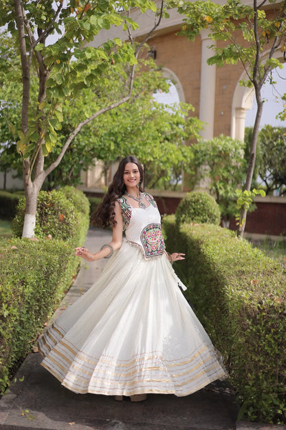 White Garba Chaniya Choli With Lace & Gamthi Work
