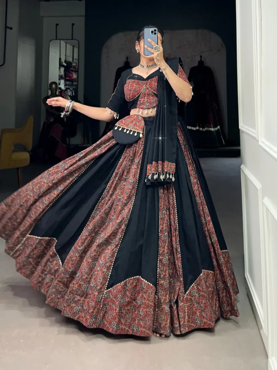 Ethnic mode Of Black Choli Plain With Printed And Paper Mirror Hand Work With Gota Patti And Cowrie (Kodi) Lace