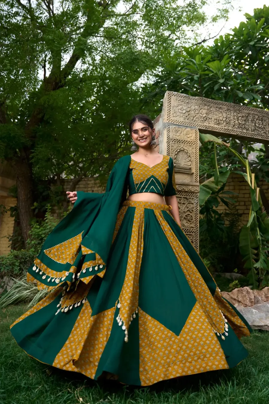 Hamming Dark Green choli with Plain Printed With Cowrie (Kodi) Lace